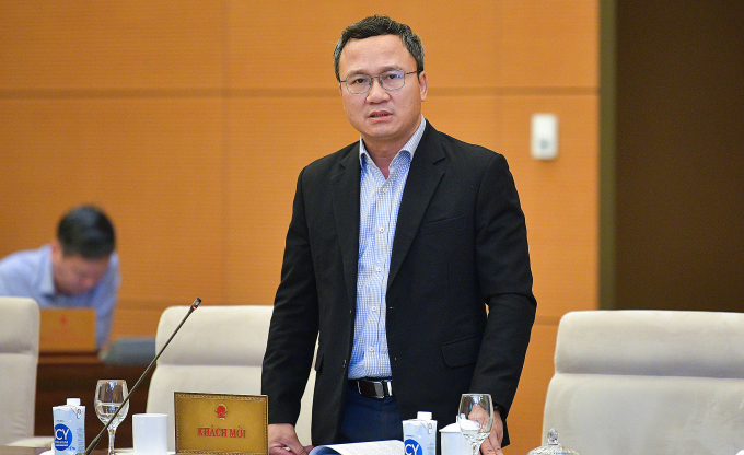 Phó chủ tịch chuyên trách Ủy ban An toàn giao thông quốc gia Khuất Việt Hùng phát biểu sáng 15/3. Ảnh: Media Quốc hội