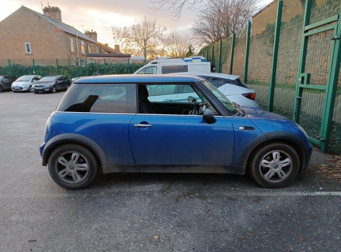 Chiếc Mini One của cụ già trong bãi xe tang vật của cảnh sát Nottinghamshire. Ảnh: The Guardian