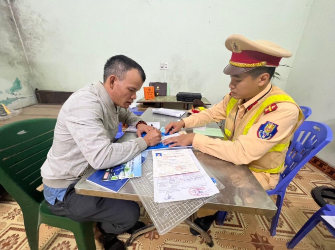 [Caption]Tài xế Phương trong quá trình làm việc với CSGT. Ảnh: Công an cung cấp