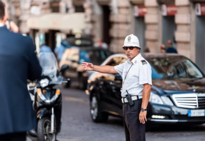 Cảnh sát giao thông Italy điều phối các phương tiện trê đường phố Rome. Ảnh: Wanted in Rome