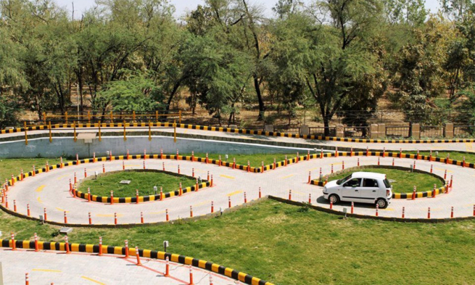 Khu vực thi sa hình tại một trung tâm cấp giấy phép lái xe ở Ấn Độ. Ảnh: Desh Gujarat