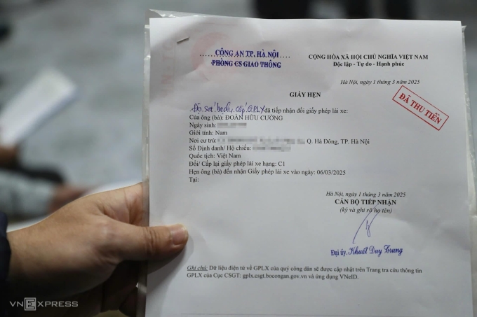 Trong lúc chờ CSGT cấp, đổi bằng lái, người dân được cấp giấy hẹn. Ảnh: Huy Mạnh