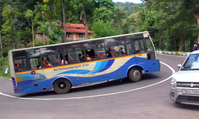 Một xe buýt chở đầy khách đang chạy lên một con dốc vào cua tay áo ở Ấn Độ. Ảnh: Travel All Video