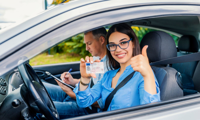 Học viên và giáo viên tại một trường đào tạo lái xe ở Hannover, Đức. Ảnh: Kluge Fahrschule