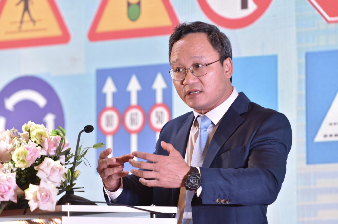 Ông Khuất Việt Hùng chia sẻ tại hội thảo ngày 27/3. Ảnh: Trần Hiệp/Bộ GDĐT