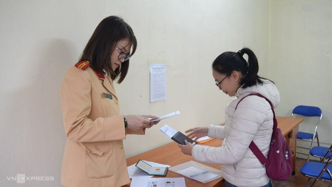 Người dân làm thủ tập cấp đổi giấy phép lái xe tại Hà Nội ngày 1/3. Ảnh: Huy Mạnh