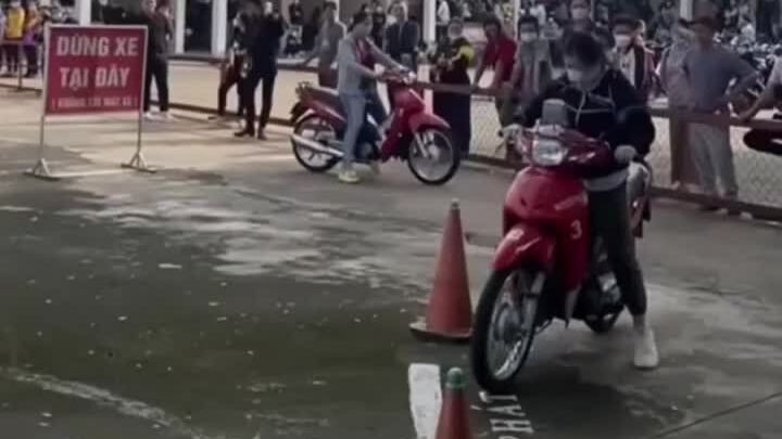 Cô gái trượt bằng lái xe vì chạy vòng số 8 thành số 0