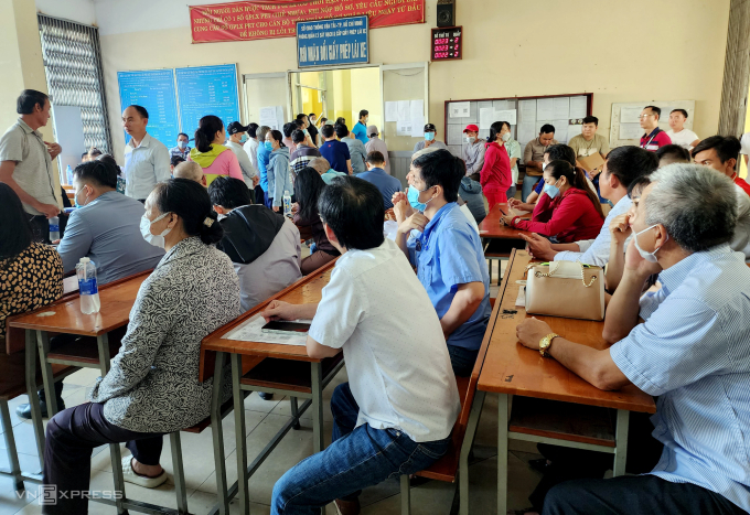 Người dân chờ cấp đổi giấy phép tại cơ sở trên đường Nguyễn Ảnh Thủ, quận 12. Ảnh: Đình Văn