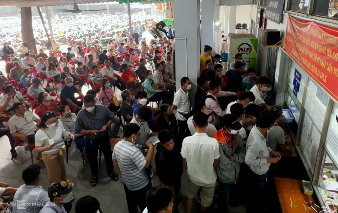 Người dân xếp hàng, ngồi kín sảnh cơ sở tổ cấp đổi giấy phép tại trường dạy lái xe Tiến Bộ trên đường Tân Sơn Nhì, quận Tân Phú. Ảnh: Đình Văn