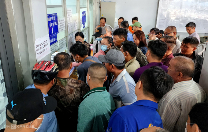 Người dân chen chúc nộp hồ sơ để lấy số thứ tự đổi bằng lái tại trường dạy lái xe Tiến Bộ, sáng 12/10. Ảnh: Đình Văn