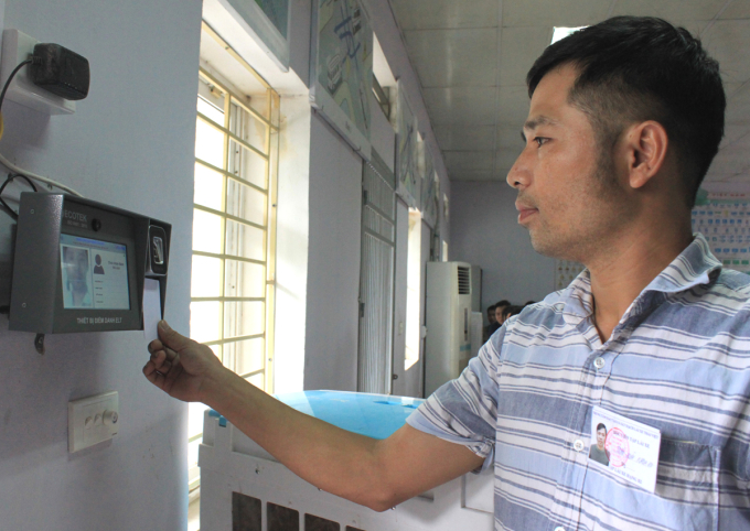 Học viên quẹt thẻ tại thiết bị nhận diện khuôn mặt trước khi vào lớp học. Ảnh: Anh Duy.