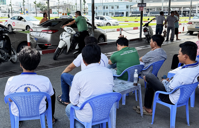 Một nhóm trong số hàng trăm học viên tham gia kỳ thi sát hạch giấy phép lái xe tại một trung tâm ờ Cần Thơ, ngày 26/9. Ảnh: An Bình