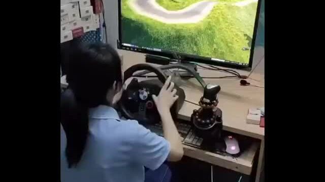 Rớt tim xem cô gái lái xe mô hình