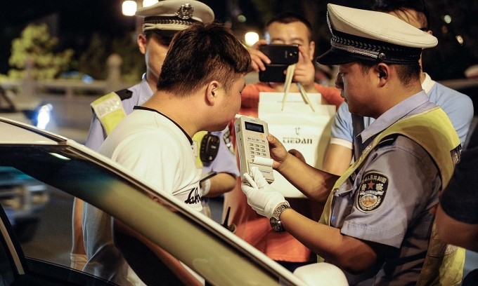 Tài xế Trung Quốc thổi nồng độ cồn trên đường phố Tây An, Thiểm Tây, tháng 6/2014. Ảnh: Zhao Bin/VCG