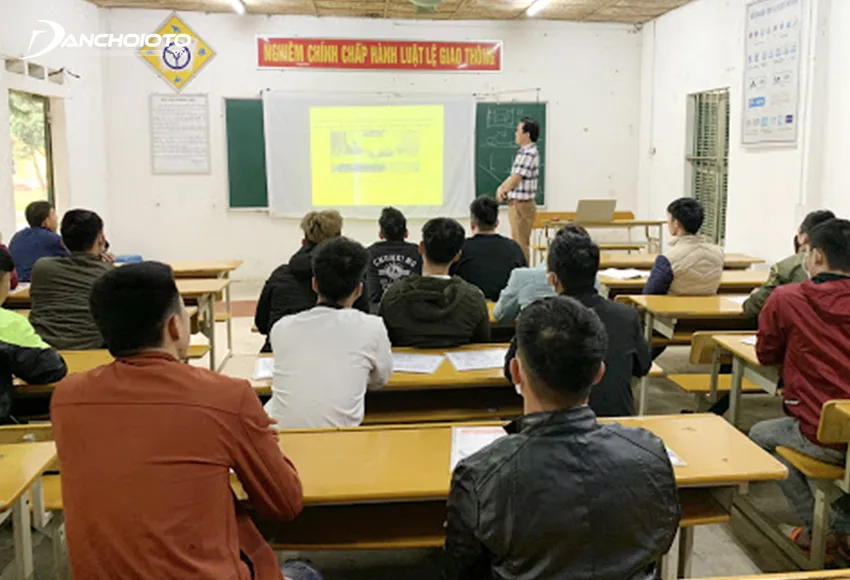Từ tháng 8/2020, Tổng cục Đường bộ Việt Nam ban hành bộ 600 câu hỏi sát hạch lái xe B2 mới