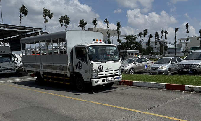 Một học viên bắt đầu thi sát hạch giấy phép lái xe hạng C, tại trung tâm ở Cần Thơ, ngày 26/9. Ảnh: An Bình