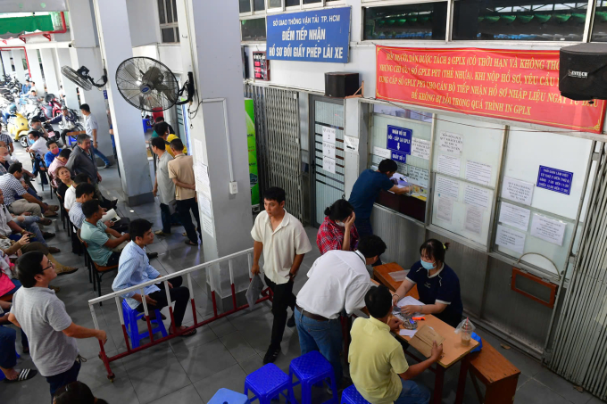 Từ sáng đến chiều, nhiều người vẫn chờ làm thủ tục đổi giấy phép lái xe. Ảnh: Thanh Tùng