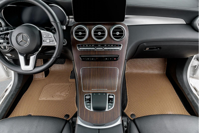 Một bộ thảm trải sàn chính hãng của Kata trên xe Mercedes. Ảnh: Kata