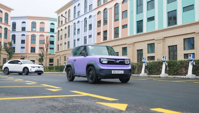 Hai mẫu ôtô điện VinFast trong tập Driving Skills. Ảnh: Quang Anh
