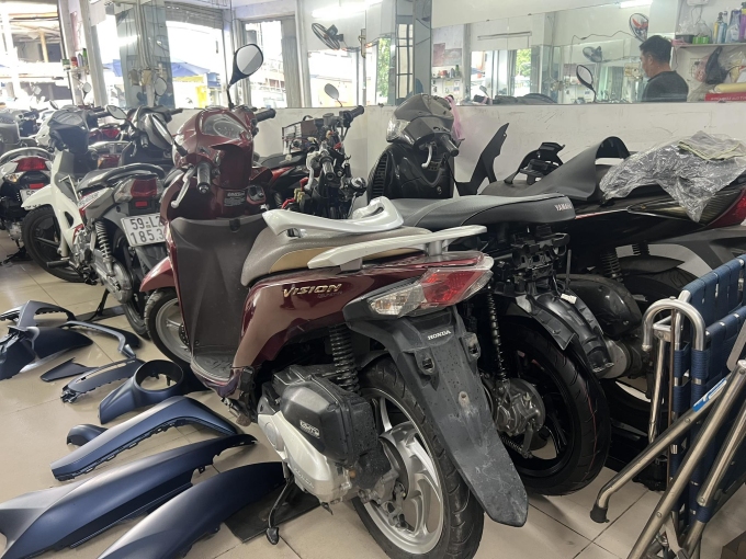 Xe trong cửa hàng bán xe máy cũ trên đường Hoàng Văn Thụ, TP. HCM. Ảnh: Tân Phan