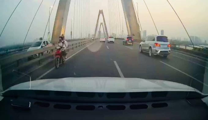 Xe máy lưu thông ngược chiều trên cầu Nhật Tân hôm 12/2. Ảnh: Thế Dũng