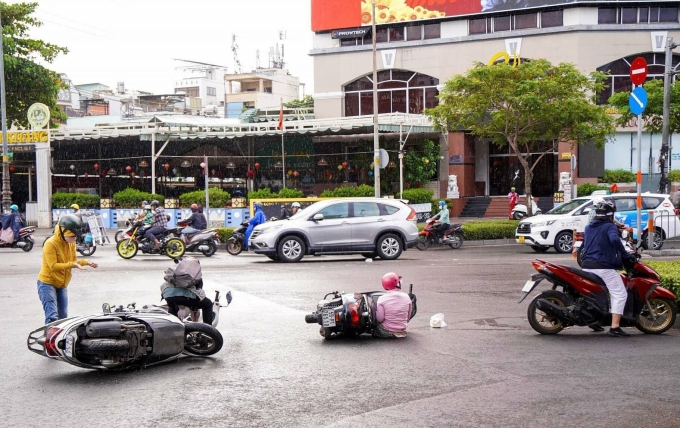 Trời mưa khiến đường trơn và nhiều xe bị ngã tại vòng xoay Cộng Hòa, quận 1 (TP HCM), hôm 2/5. Ảnh: Nguyễn Nguyên