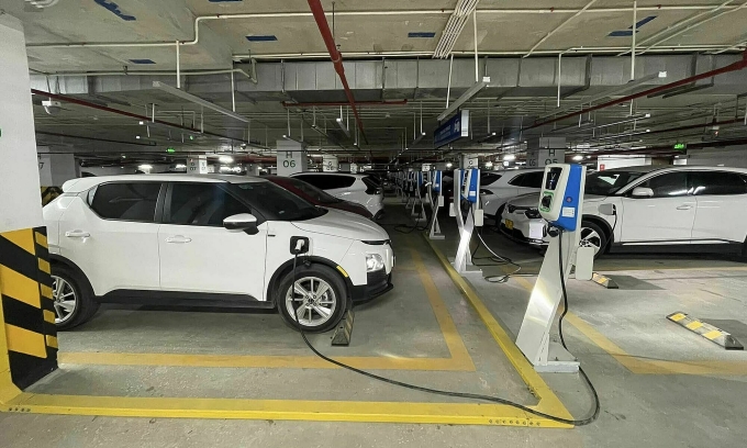 Xe điện đang sạc tại hầm trung tâm thương mại ở Hà Nội. Ảnh: Cường Mạnh