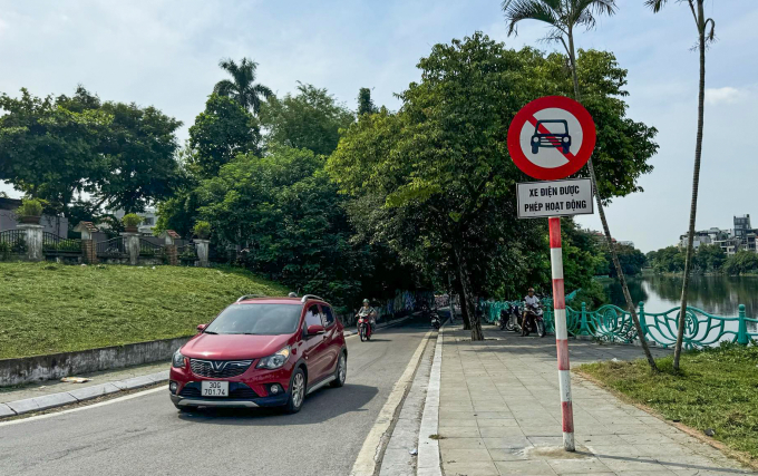 Biển báo cấm ô tô ở phố Yên Hoa, Yên Phụ, Tây Hồ, hôm 27/7. Ảnh: Thảo Nhung