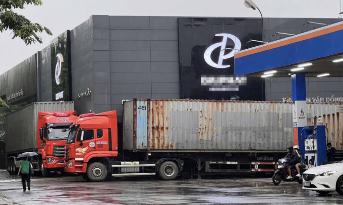 Một showroom ôtô ở Hà Nội thuê hai xe container chắn cửa. Ảnh: Định Nguyễn