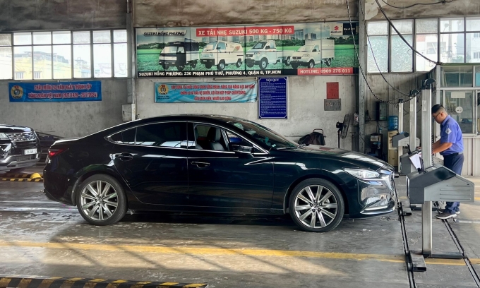 Xe được kiểm tra tại trung tâm đăng kiểm ở TP HCM. Ảnh: Hồ Tân
