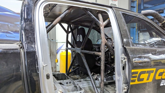 Khung chống lật hàn trong xe của một đội đua rally tại Việt Nam. Ảnh: Steelmate Racing