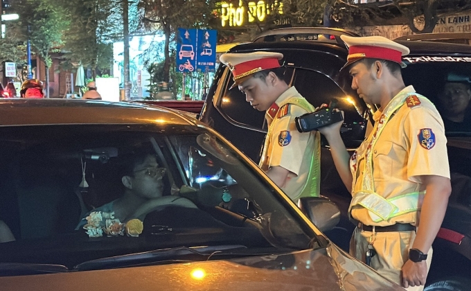 CSGT kiểm tra nồng độ cồn tài xế lái ôtô tại giao lộ Kha Vạn Cân - Phạm Văn Đồng, TP Thủ Đức. Ảnh: Đình Văn