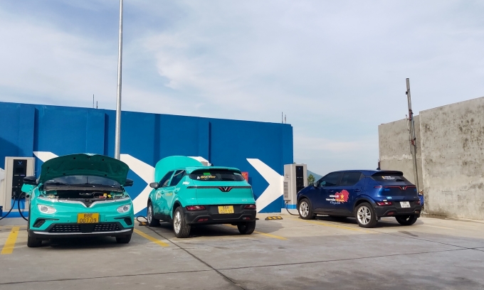 Xe điện mở mui khi sạc ở trạm công cộng. Ảnh: Nguyễn Thị Thúy Vân