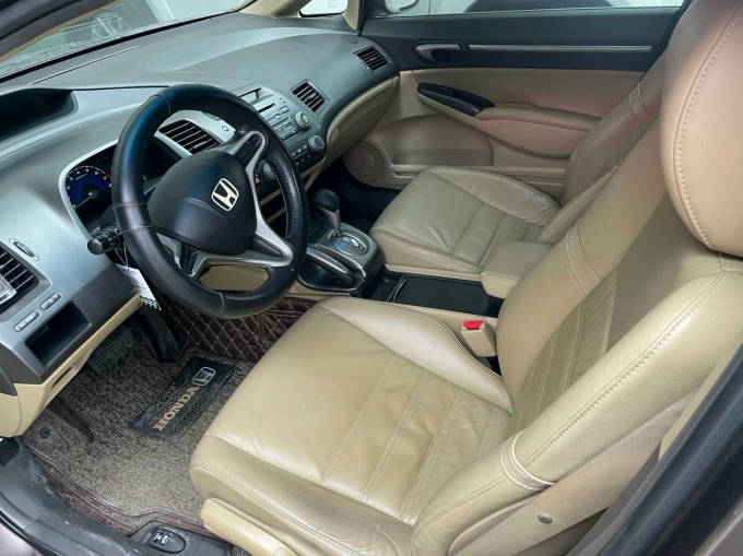 Khoang lái của Civic 2006.
