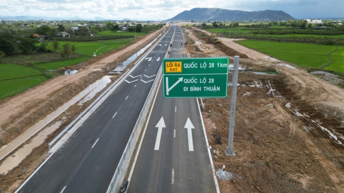 Biển báo các địa danh, tên đường và khoảng cách trên cao tốc Vĩnh Hảo - Phan Thiết. Ảnh:Việt Quốc