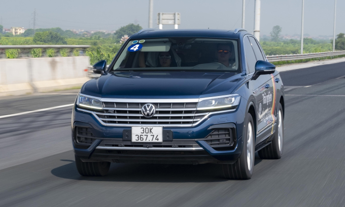 Volkswagen Touareg trong hành trình Hà Nội - Cát Bà, tháng 9/2024. Ảnh: VW Việt Nam