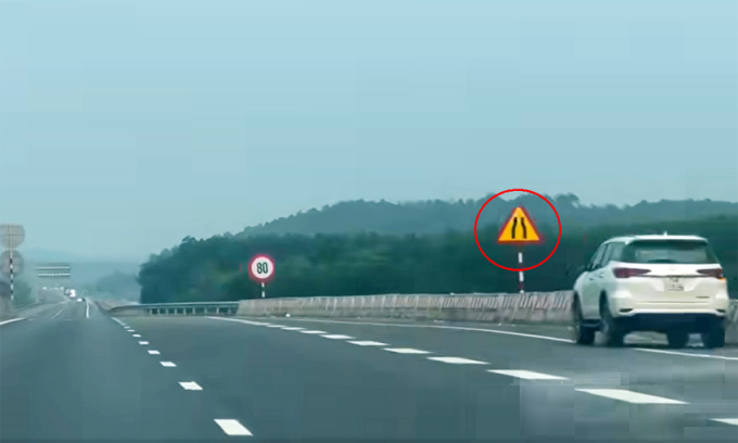 Biển báo Đường hẹp khi gần tới nút thắt. Ảnh từ video