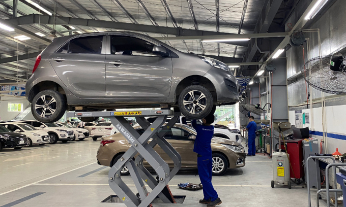 Xe bảo dưỡng ở một trung tâm tại Hà Nội. Ảnh: Minh Vũ
