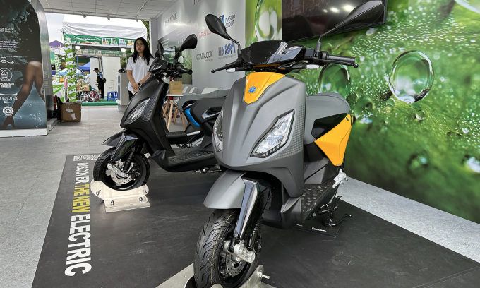 Mẫu xe máy điện Piaggio One tại một triển lãm ở TP HCM. Ảnh: Thành Nhạn