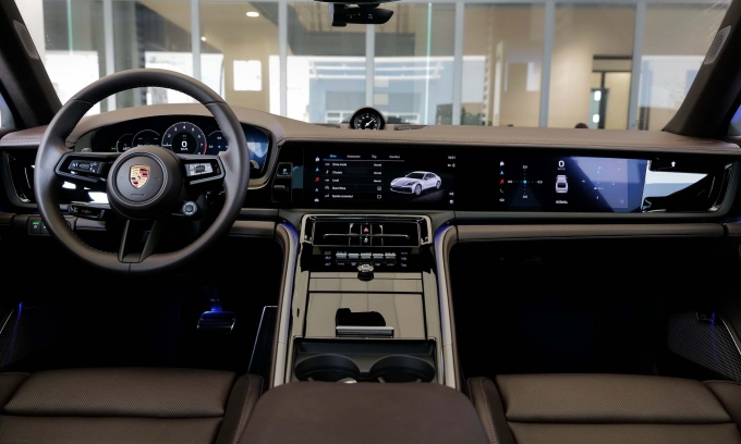 Khoang lái của Panamera tiêu chuẩn.