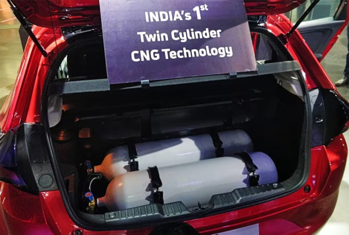 Tata Altroz - mẫu xe đầu tiên sử dụng công nghệ hai bình CNG tại Ấn Độ ra mắt năm 2023. Ảnh: Hindustan Times