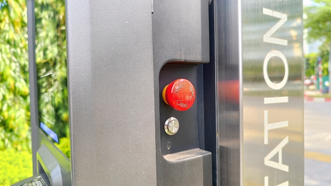 Nút Reset trên một trụ sạc tại Hà Nội. Ảnh: Lương Dũng