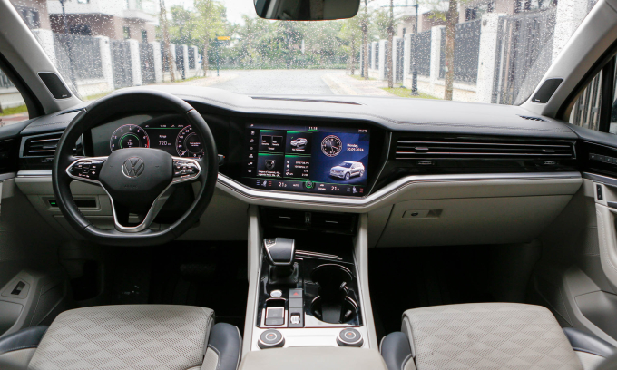 Cabin kỹ thuật số của Touareg Luxury. Ảnh: Lương Dũng