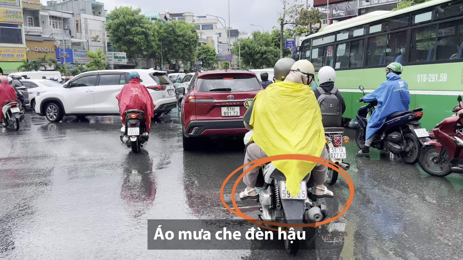 Áo mưa che đèn xe - mối nguy hiểm vào mùa mưa bão
