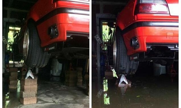 Chủ xe kê xe lên cao để ngăn hư hại trong trận lụt trong cơn bão Harvey năm 2017 tại Mỹ. Ảnh: Cody W. Crochet