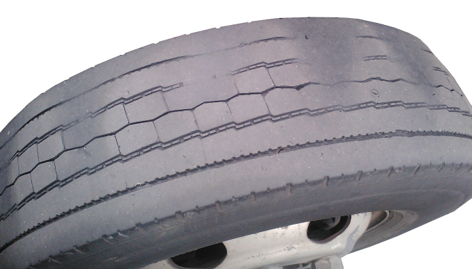Lốp xe bị hiện tượng mòn không đều. Ảnh: Ricksfreeautorepairadvice