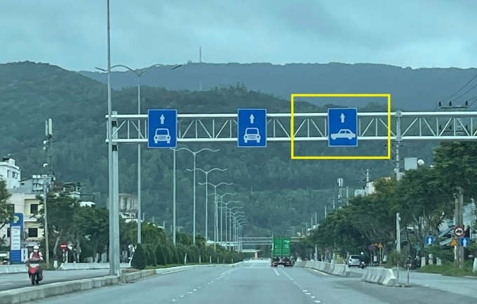 Biển phân làn trên đường Ngô Quyền, Đà Nẵng. Ảnh:Vũ Huyền