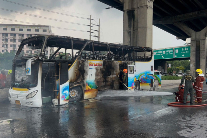 Chiếc xe buýt cháy trơ khung tại Thái Lan. Ảnh: Bangkok Post