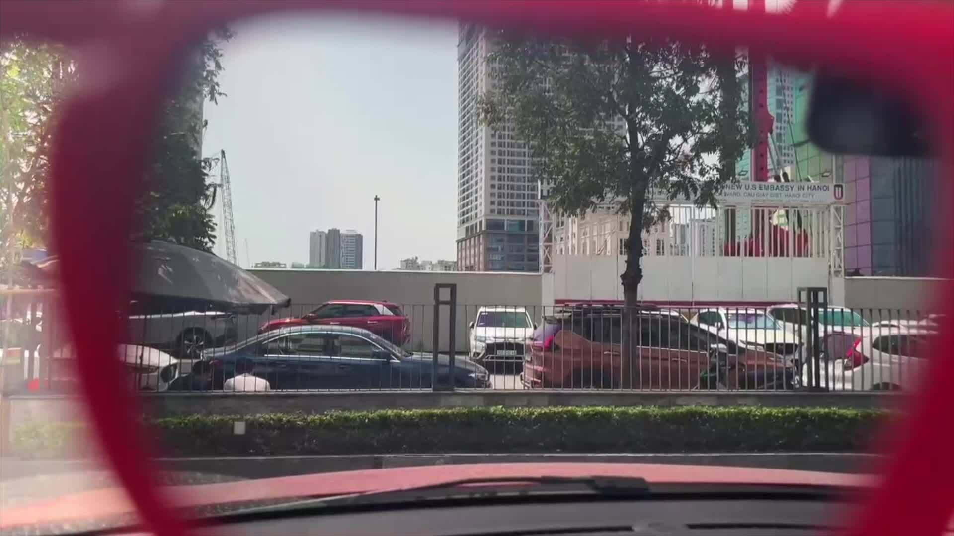Cách đơn giản ngăn bóng phản chiếu táp-lô lên kính lái