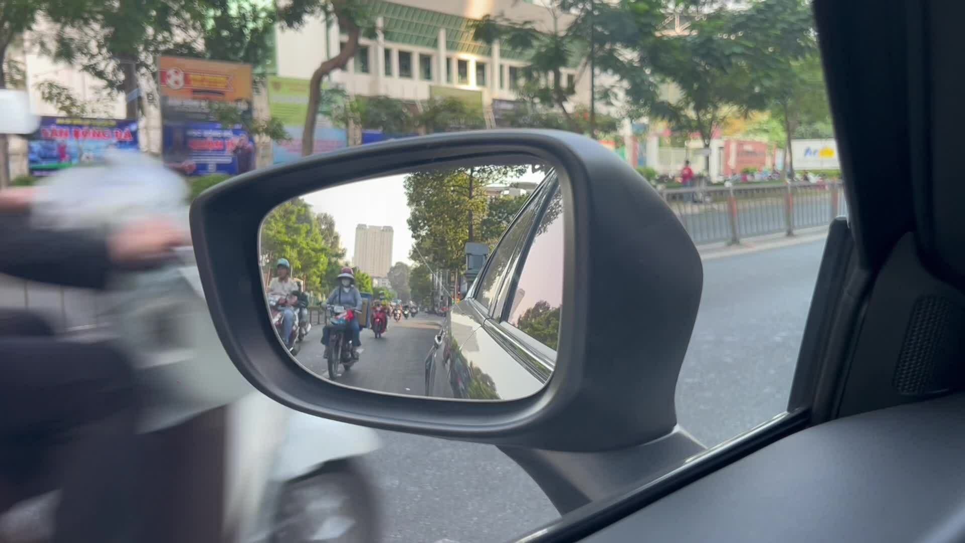 Cách hạn chế điểm mù khi lái xe